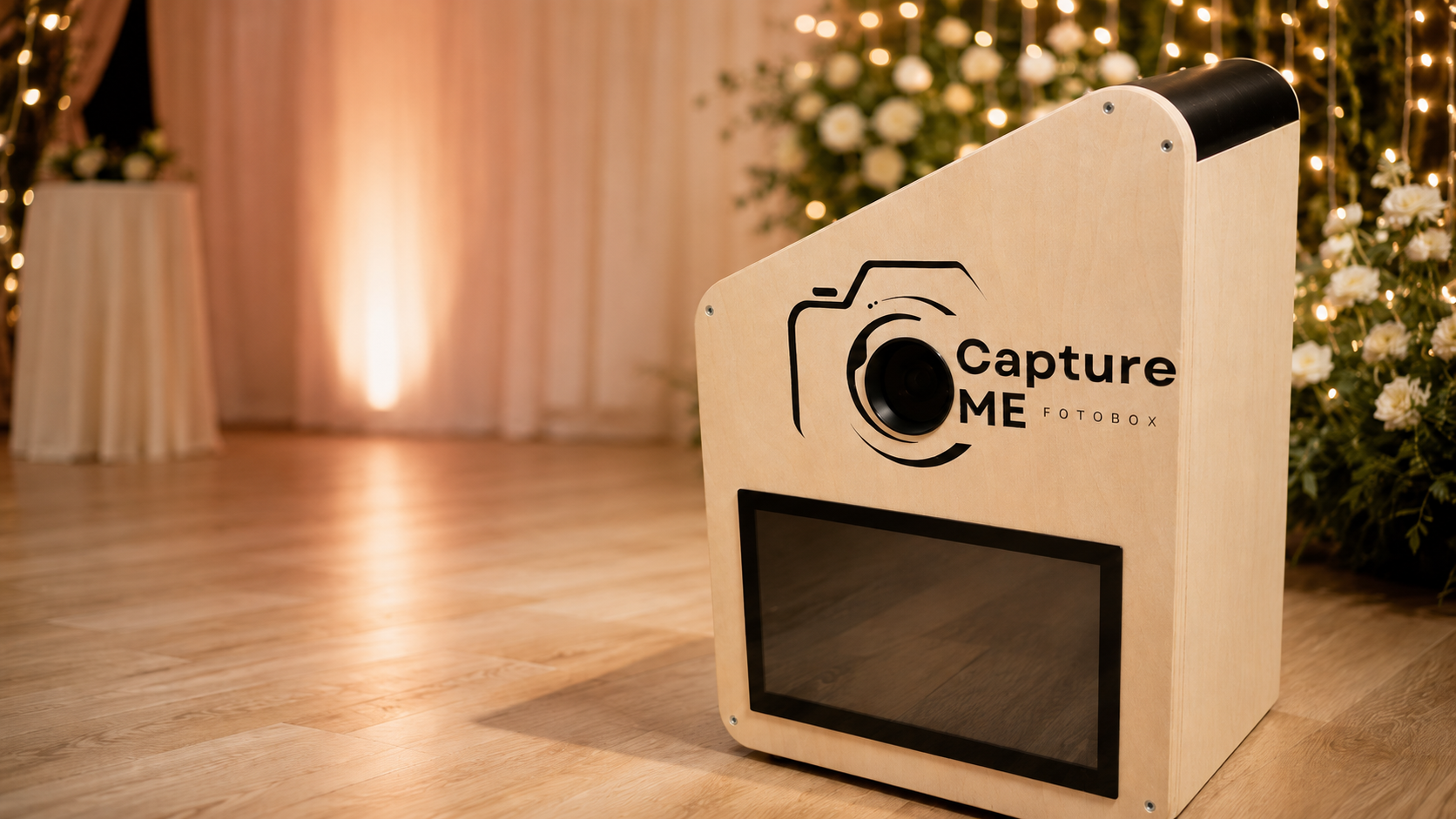 CaptureME Fotobox auf Stativ in festlicher Event-Atmosphäre